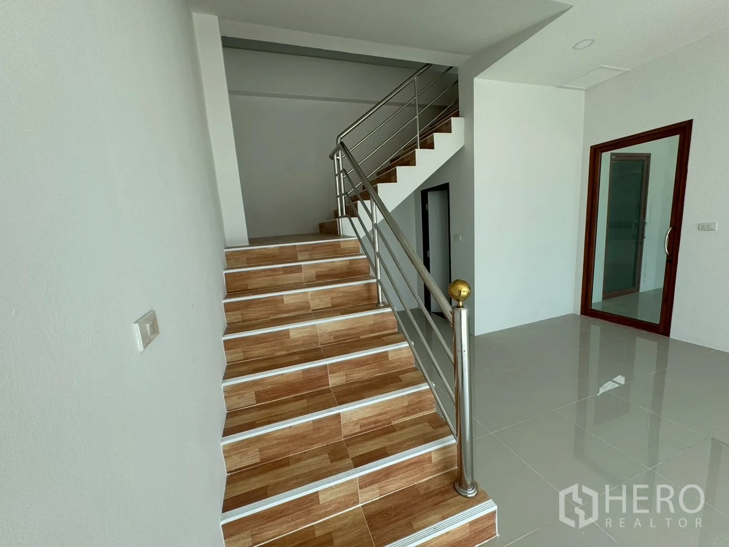 โรงงาน for sale in Mueang Samut Sakhon, Samut Sakhon - โถงชั้นล่างปูกระเบื้องเงา พร้อมบันไดราวสแตนเลส