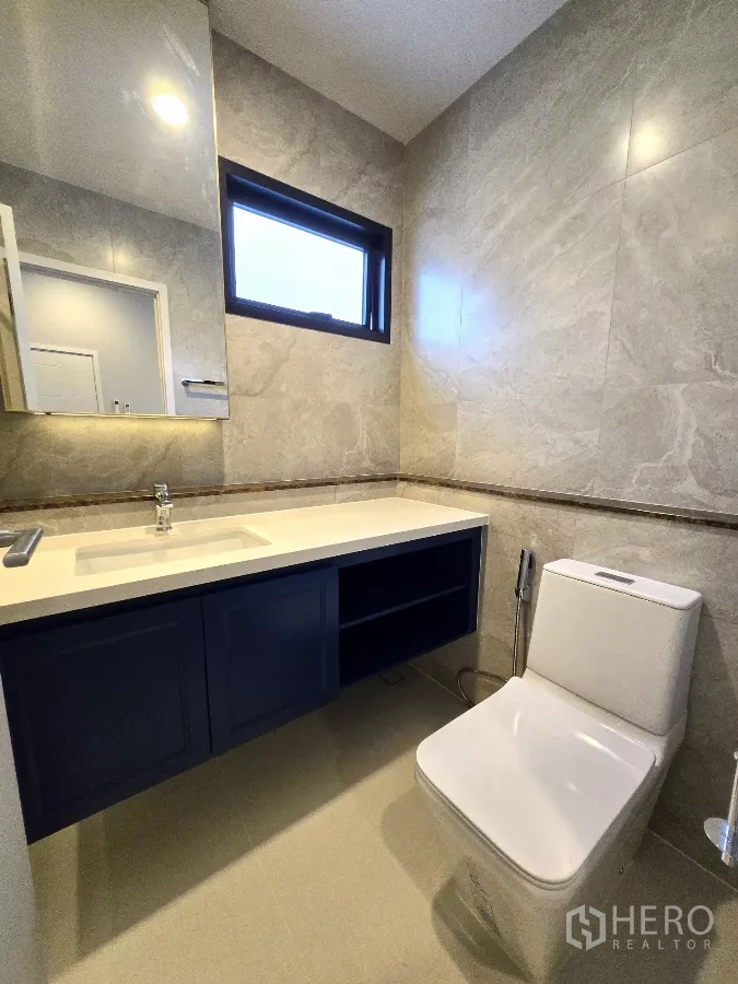 บ้าน ให้เช่าในBang Phli, Samut Prakan - ห้องน้ำแขก กระเบื้องโทนหินอ่อน เคาน์เตอร์ยาว