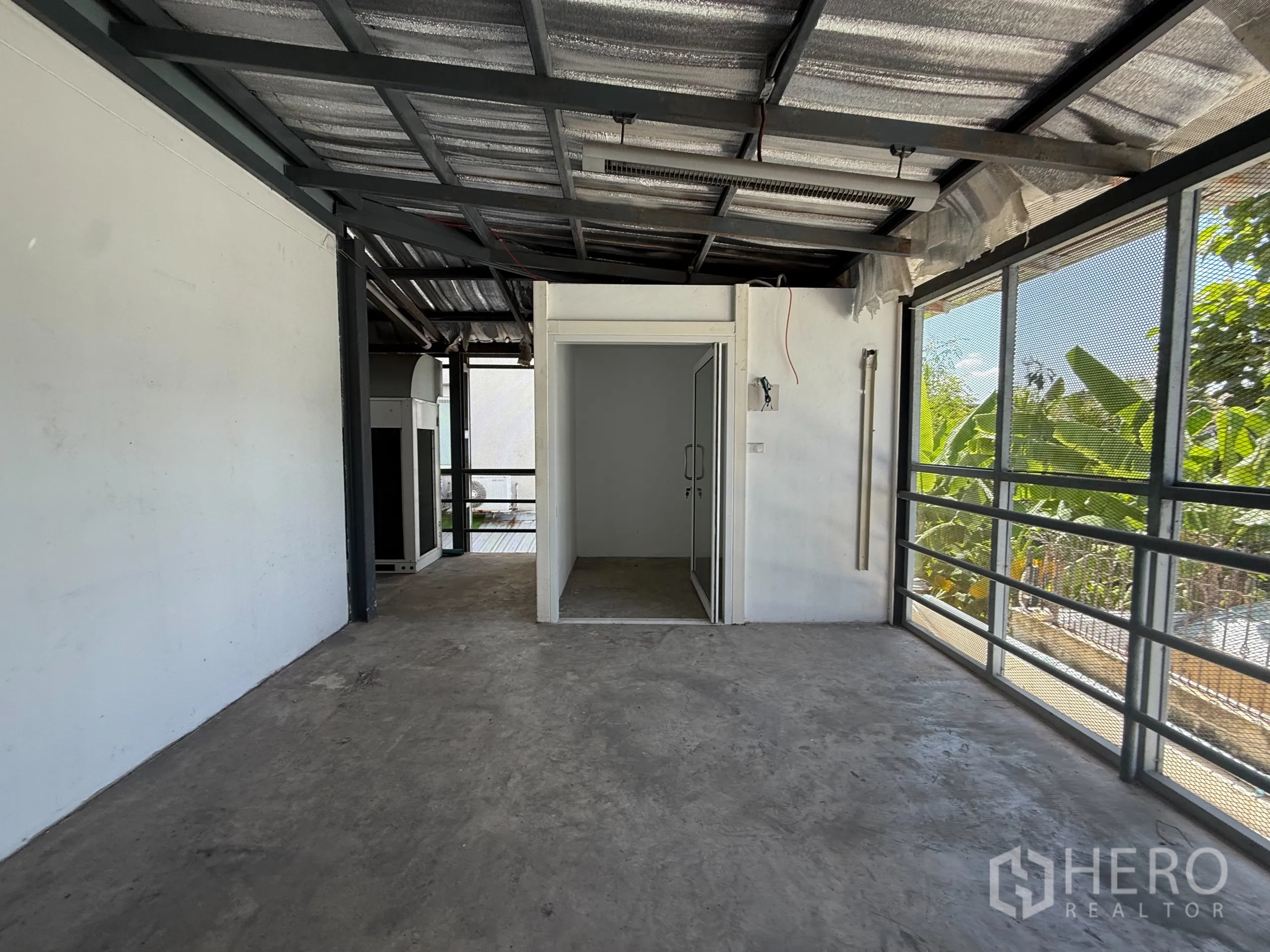 办公空间 出租在Bueng Kum, Bangkok - 街景视角的办公楼立面与停车位