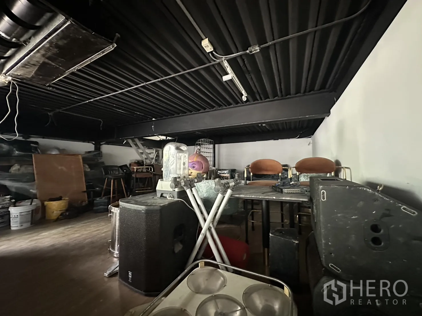 พื้นที่ขายของ for rent in Watthana, Bangkok - ชั้นลอยพร้อมคานเหล็กสีดำและเฟอร์นิเจอร์เก็บสต็อก.