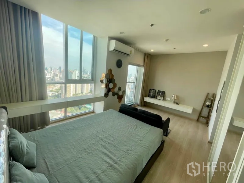 คอนโด ให้เช่าในHuai Khwang, Bangkok - ห้องนอนมุมกระจกสูงรับวิวเมืองแบบพาโนรามา
