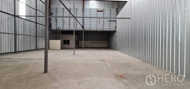 货栈 出租在Pak Kret, Nonthaburi - 空旷仓储跨间，钢立柱与采光屋面，装卸空间充裕。