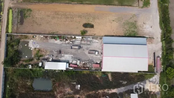 Warehouse for sale in Lam Luk Ka, Pathum Thani - Top-down site view of the walled compound with warehouse and open storage yard.
