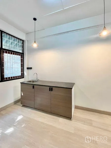 带办公室的家 出租在Khlong Toei, Bangkok - 小型茶水间，配水槽、柜体与吊灯