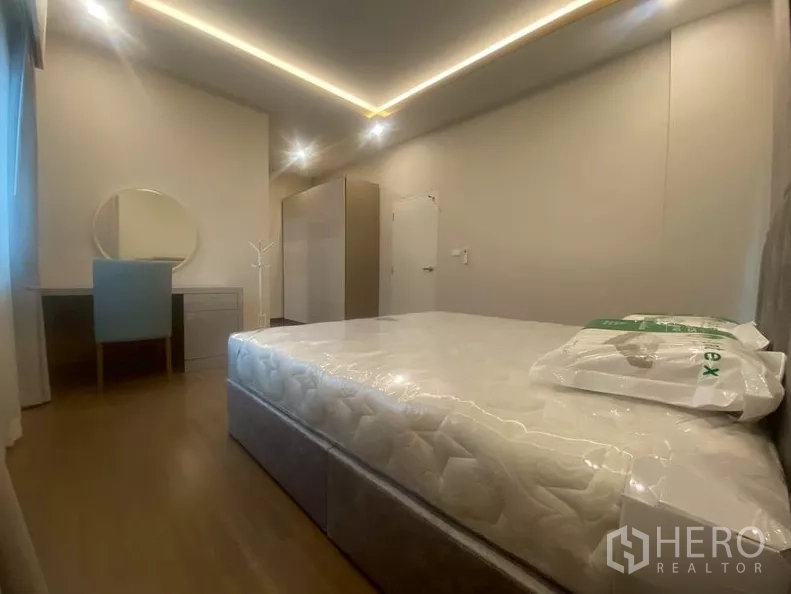 独立式住宅 出租在Prawet, Bangkok - 第四卧室含书桌、衣柜与天花LED灯带。