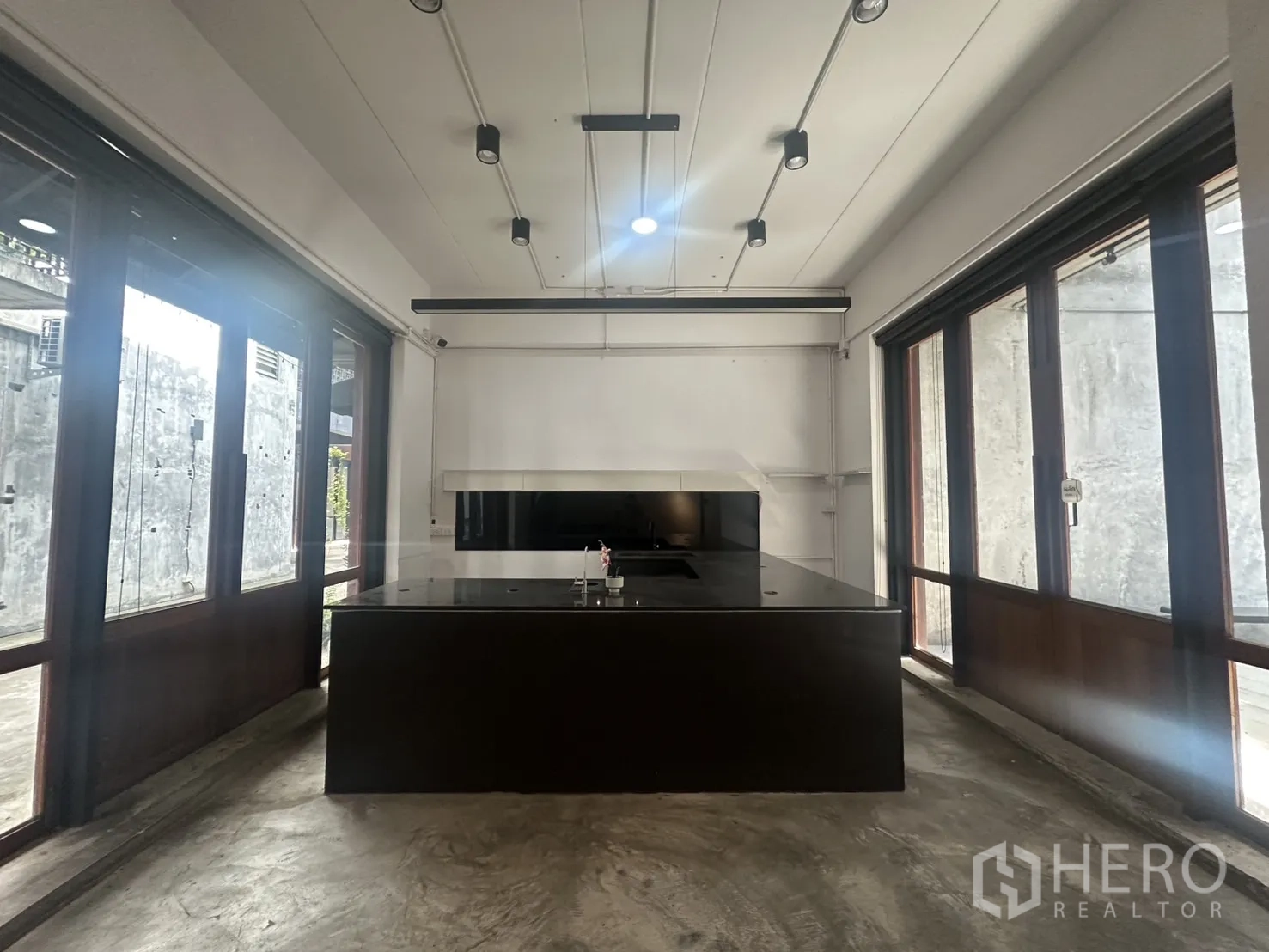 带办公室的家 出租在Pathum Wan, Bangkok - 双侧推拉玻璃门引光的中央中岛准备台。