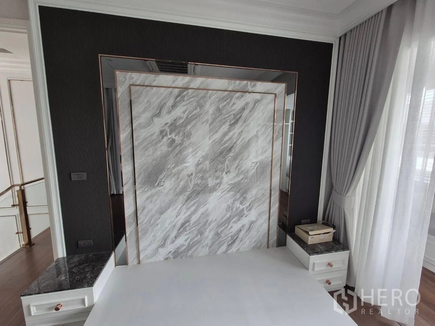 Detached House for sale in Bang Kruai, Nonthaburi - Master bedroom feature wall with marble panel and bedside cabinets.
