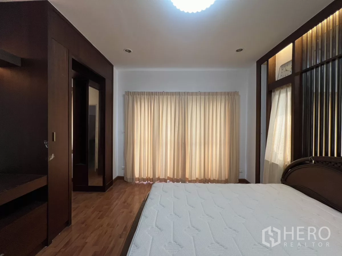 独立式住宅 出租在Bang Kapi, Bangkok - 主卧朝整面窗帘与衣柜的视角。