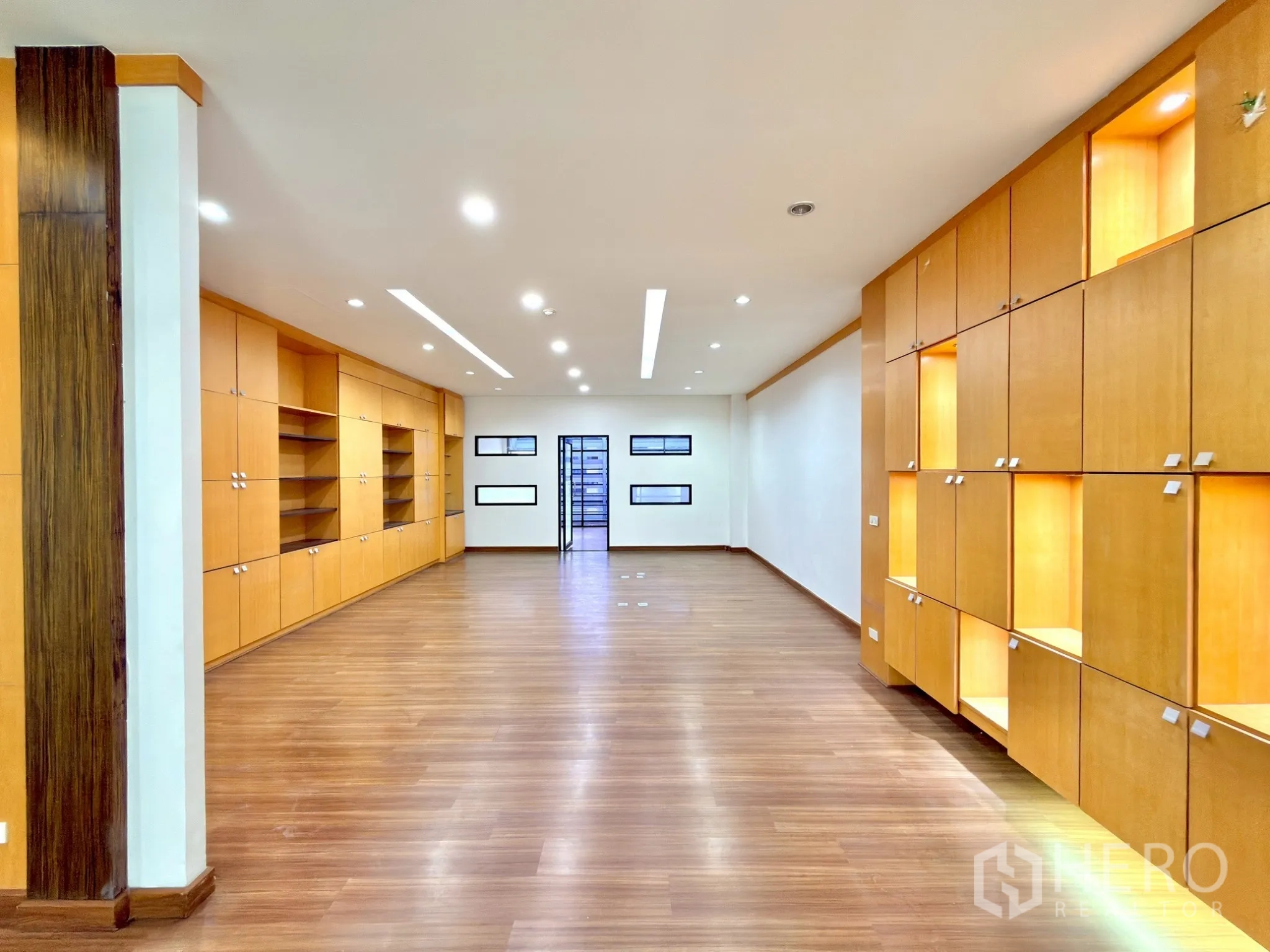 办公室 for rent in Watthana, Bangkok - 开放式办公室，木地板、嵌入式照明与整面内置柜。