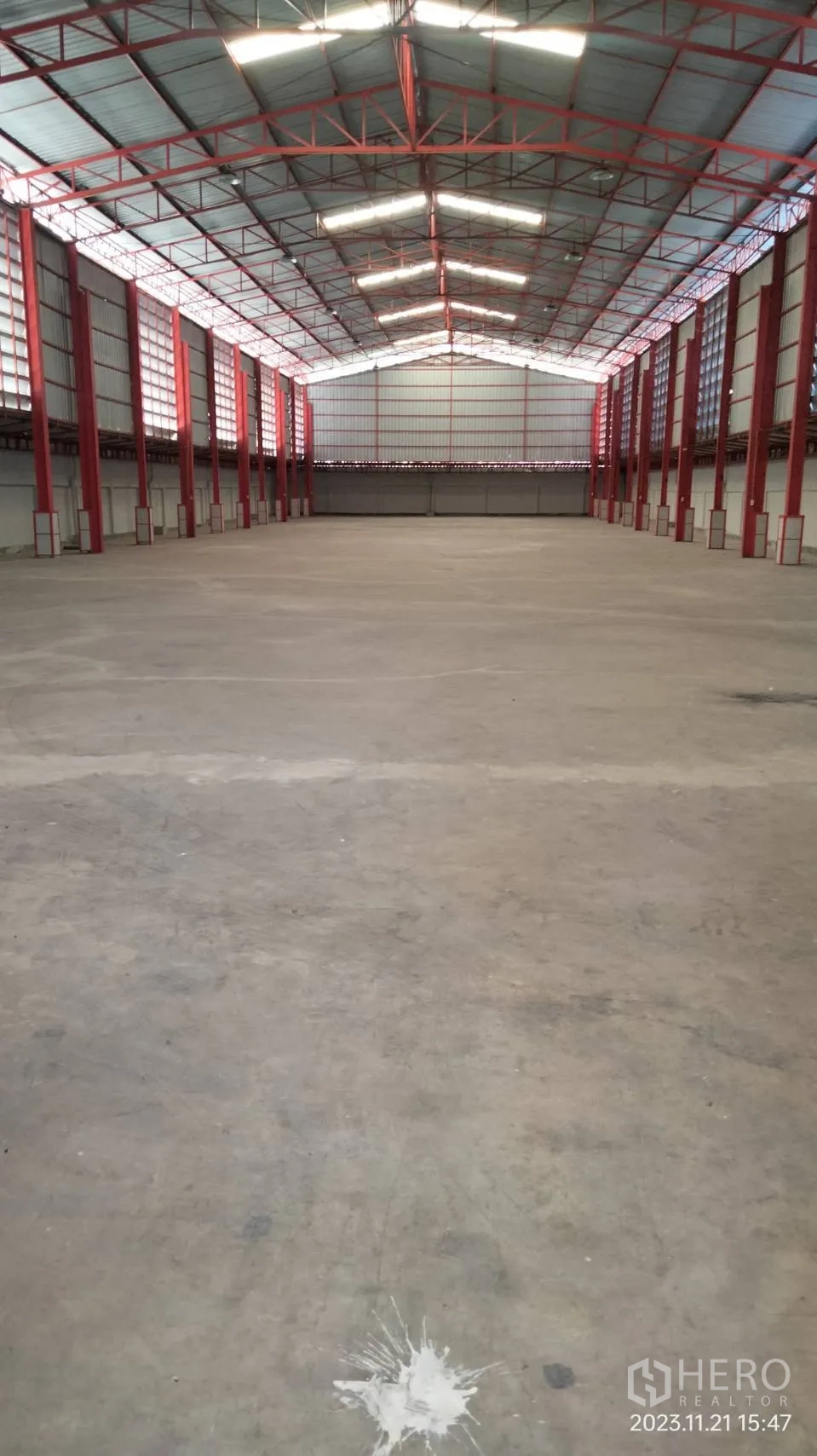 仓库 for rent in Bang Phli, Samut Prakan - 仓内的办公室结构与脚手架及楼梯相邻。