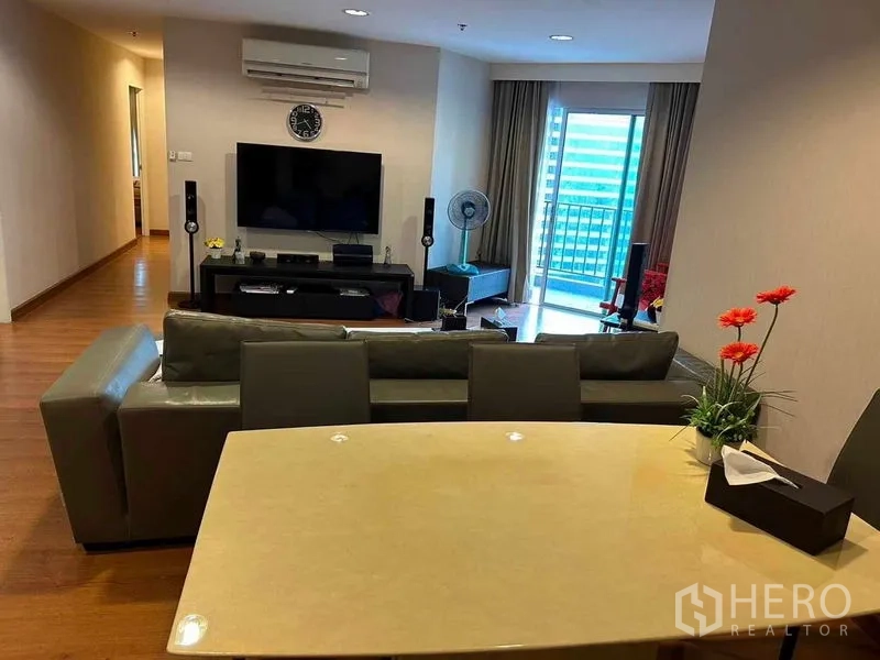 คอนโด ขายในHuai Khwang, Bangkok - พื้นที่นั่งเล่นและทานอาหาร ผนังทีวี เครื่องปรับอากาศ และประตูระเบียงรับแสงธรรมชาติ