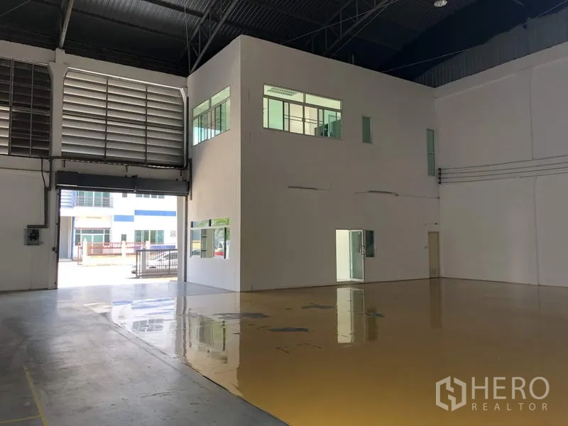 โรงงาน ให้เช่าในLam Luk Ka, Pathum Thani - ภายในคลังสูงโปร่ง พื้นอีพ็อกซี่เงา พร้อมบล็อกออฟฟิศ 2 ชั้น