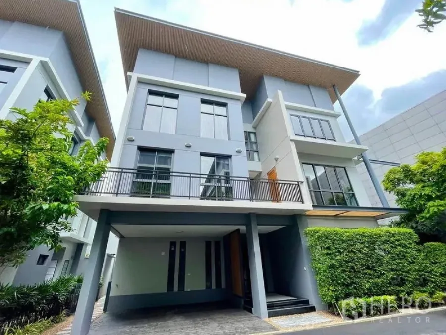 บ้าน ให้เช่าในBang Na, Bangkok - ด้านหน้าบ้านเดี่ยวสไตล์โมเดิร์น 3 ชั้น มีโรงจอดรถและหน้าต่างบานใหญ่ เขตบางนา
