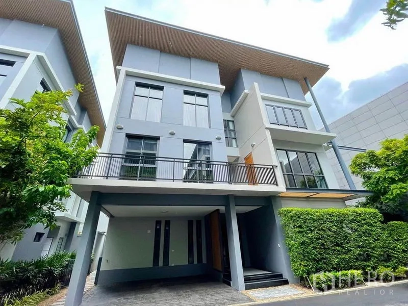 บ้าน ให้เช่าในBang Na, Bangkok - ด้านหน้าบ้านเดี่ยวสไตล์โมเดิร์น 3 ชั้น มีโรงจอดรถและหน้าต่างบานใหญ่ เขตบางนา