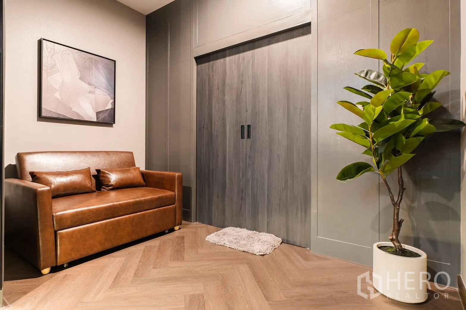 Detached House for rent or sale in Prawet, Bangkok - Cozy seating nook with sliding closet doors and indoor plant