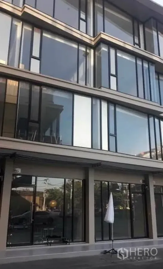 带办公室的家 出租或出售在Khlong Toei, Bangkok - 现代多层商住两用办公楼外立面，整面落地窗与一层门面，靠近BTS安努站，曼谷帕卡农。
