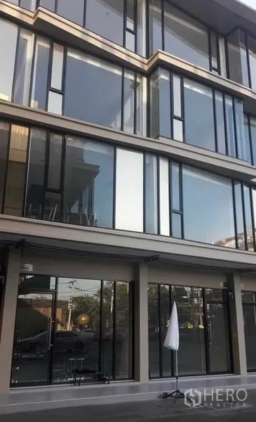 带办公室的家 出租或出售在Khlong Toei, Bangkok - 现代多层商住两用办公楼外立面，整面落地窗与一层门面，靠近BTS安努站，曼谷帕卡农。