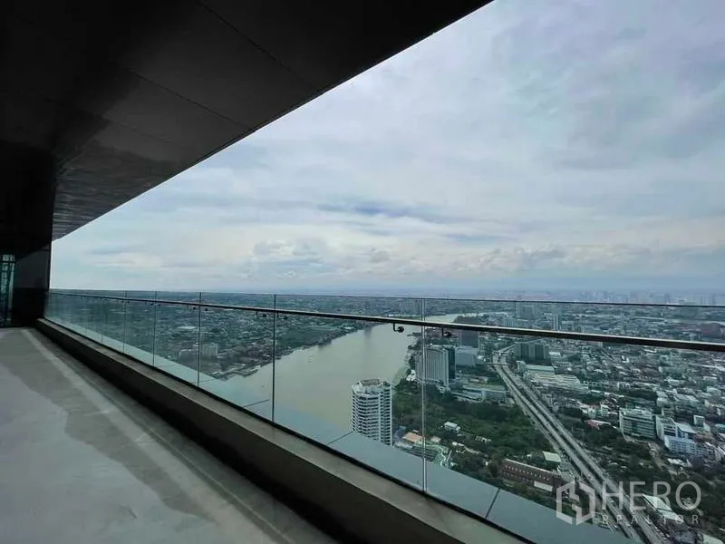 公寓 出售在Bangkok - 带玻璃栏杆的长阳台，正对湄南河与城市景观。