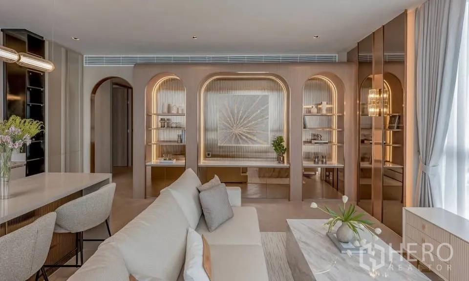 คอนโด for rent in Sathon, Bangkok - ห้องนั่งเล่นพร้อมชั้นบิลท์อินโค้ง โต๊ะกลางหินอ่อน และหน้าต่างบานใหญ่