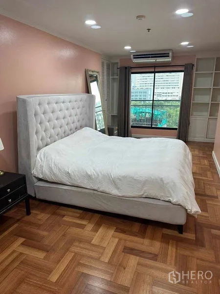 公寓 出租或出售在Bangkok - 主卧角度展示大床与城市景观窗。