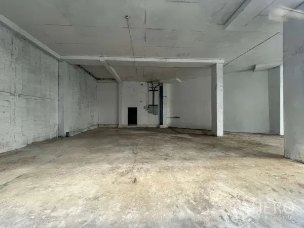 Retail Space for rent in Khlong Toei, Bangkok - Wide shop floor with concrete slab and white walls ready for tenant fit-out.
