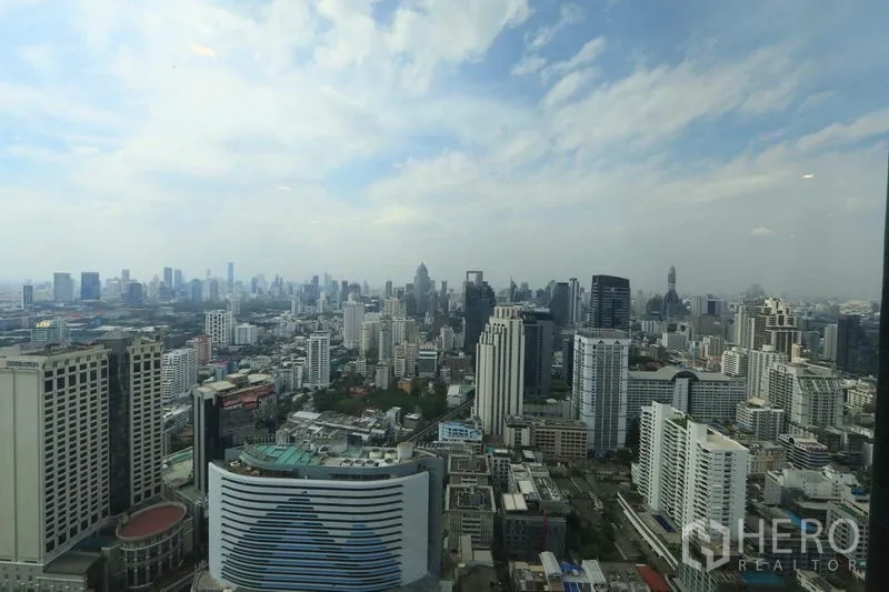 公寓 出租或出售在Watthana, Bangkok - 高楼层白天城市天际线景观。