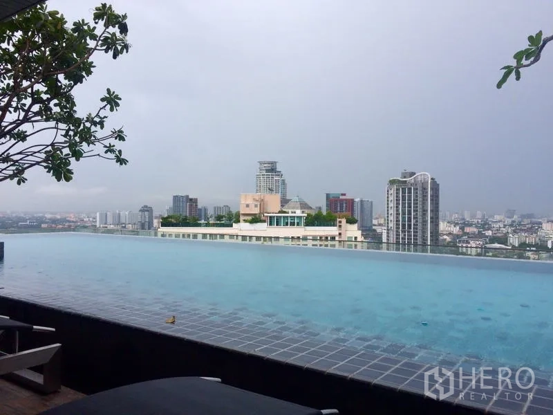 公寓 出租在Watthana, Bangkok - 公寓屋顶无边泳池，眺望瓦他那区天际线