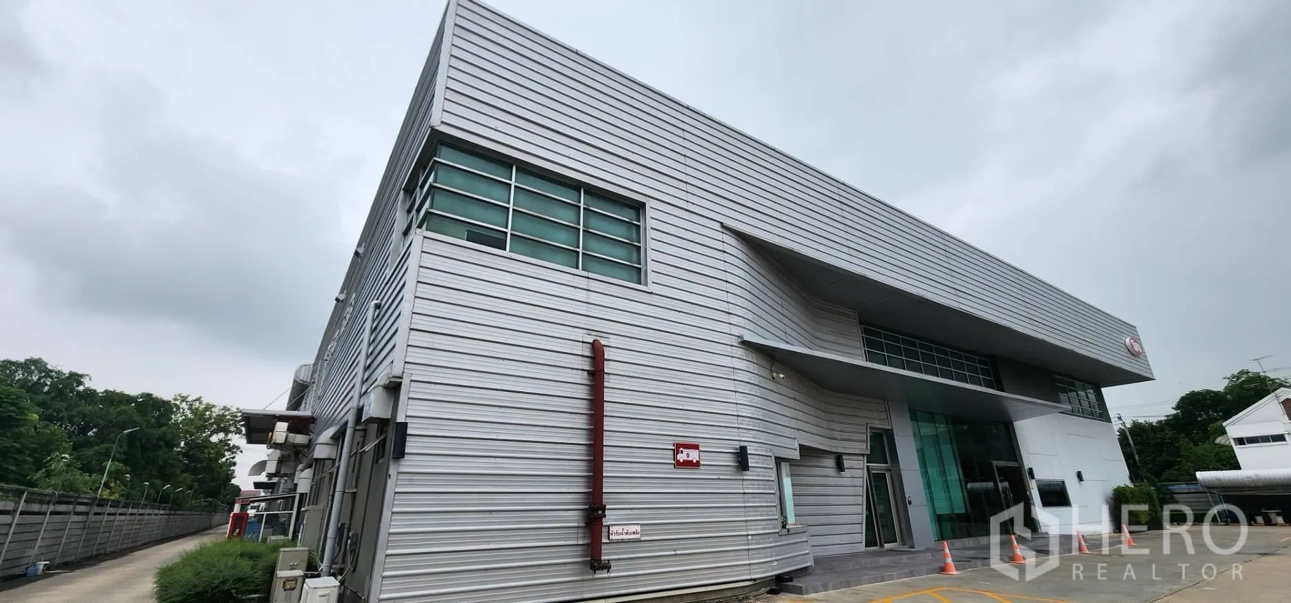 โกดัง for rent in Bang Sue, Bangkok - มุมมองด้านข้างของอาคารเมทัลชีทพร้อมช่องแสงและทางเดินรถบริการ