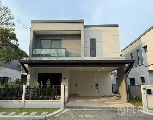 บ้าน ขายในBang Phli, Samut Prakan - บ้านเดี่ยวสองชั้นสไตล์โมเดิร์นพร้อมระเบียงกระจกและที่จอดรถในบางพลี สมุทรปราการ