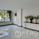 带办公室的家 出租在Wang Thonglang, Bangkok - 明亮转角房，设大窗与装饰边柜。