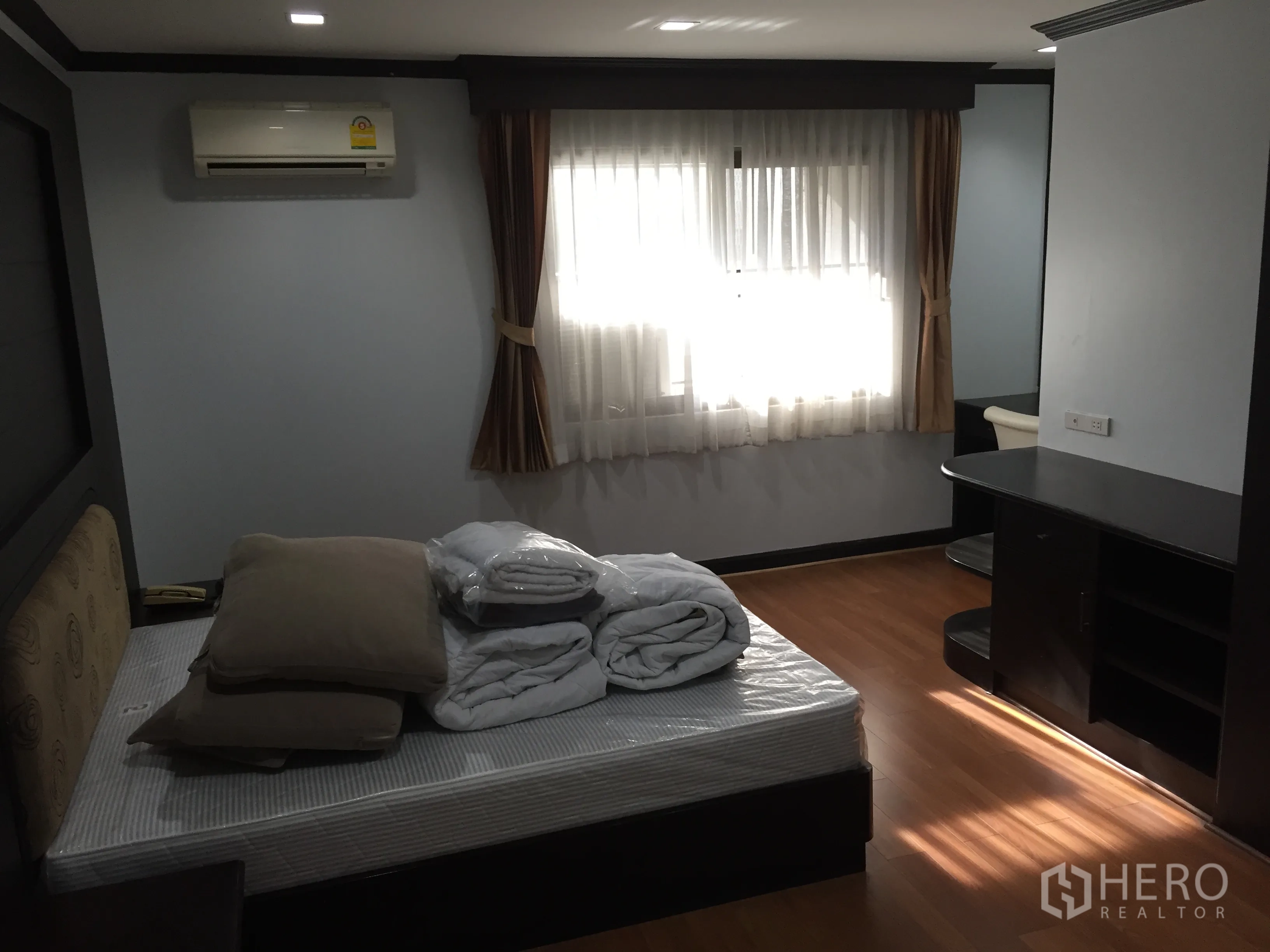 คอนโด ให้เช่าในWatthana, Bangkok - ห้องนอนอีกห้องพร้อมเครื่องปรับอากาศ หน้าต่างม่านทึบ และโต๊ะทำงานบิลท์อิน
