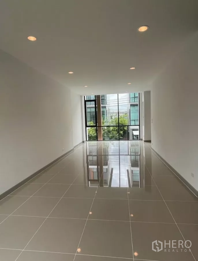 带办公室的家 出租在Bueng Kum, Bangkok - 采光充足的楼层空间，大幅窗户俯瞰街景。