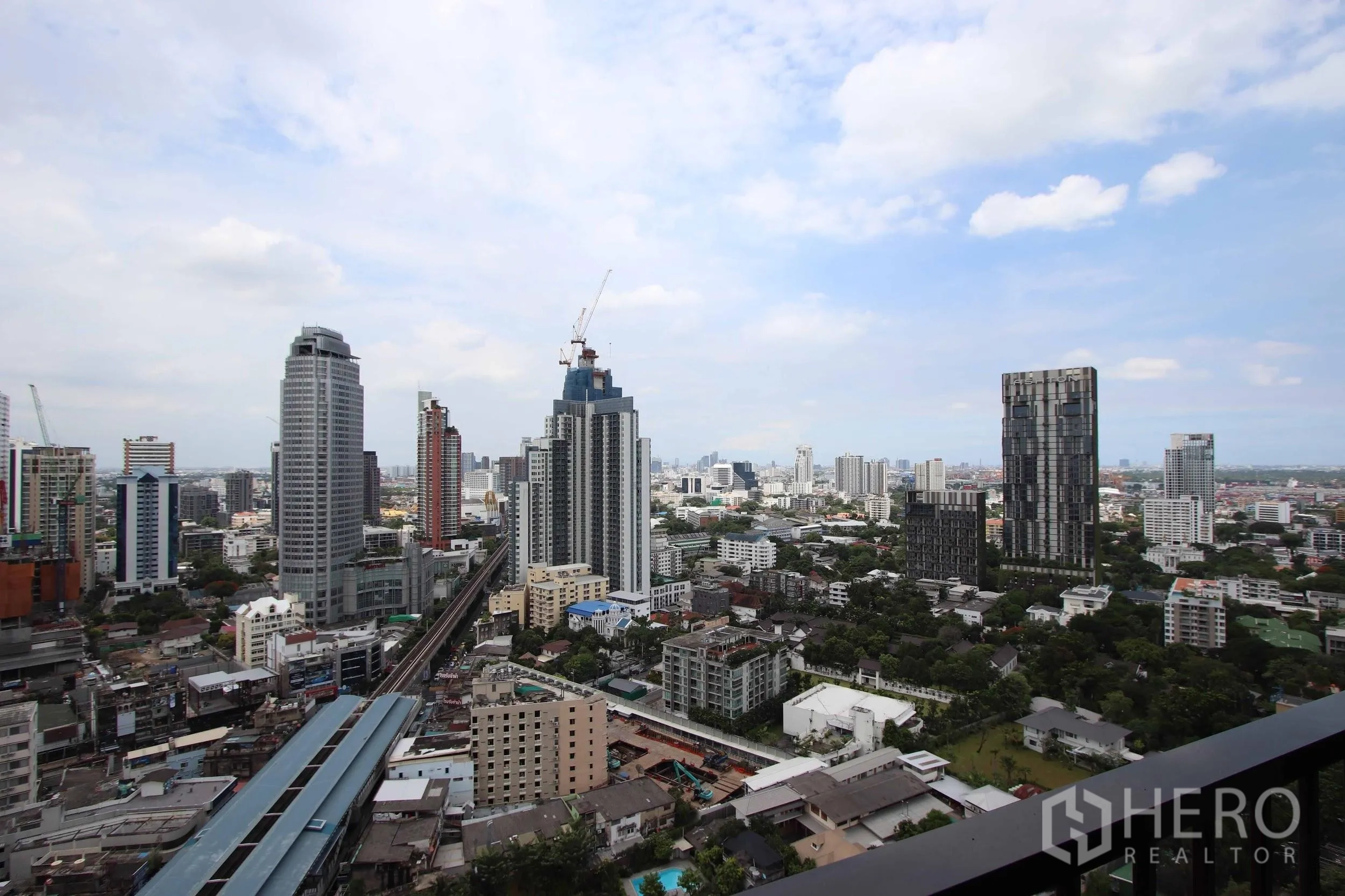 Condominium for rent in Khlong Toei, Bangkok - High-rise city skyline view over Sukhumvit and the BTS line from the condo balcony in Khlong Toei.