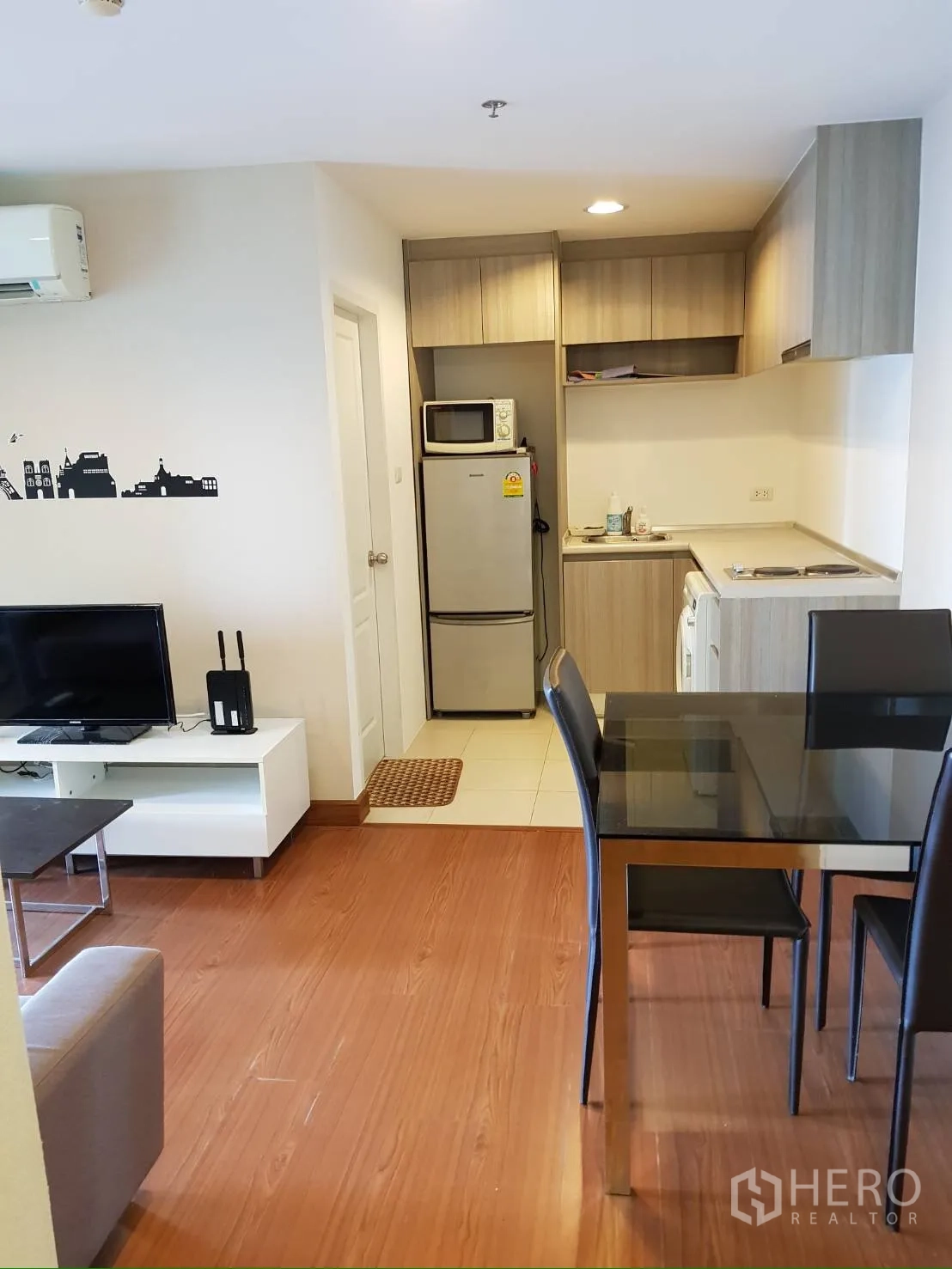 คอนโด ให้เช่าในHuai Khwang, Bangkok - ห้องนั่งเล่นแบบโอเพนแพลน พร้อมโต๊ะทานข้าวและครัว พื้นไม้