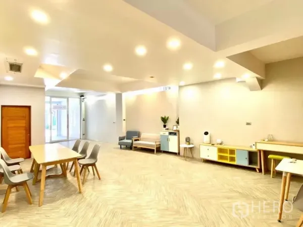 Retail Space for rent in Watthana, Bangkok - Wide view of a 120 sqm open-plan retail space with herringbone flooring and ceiling spotlights near BTS Ekkamai.