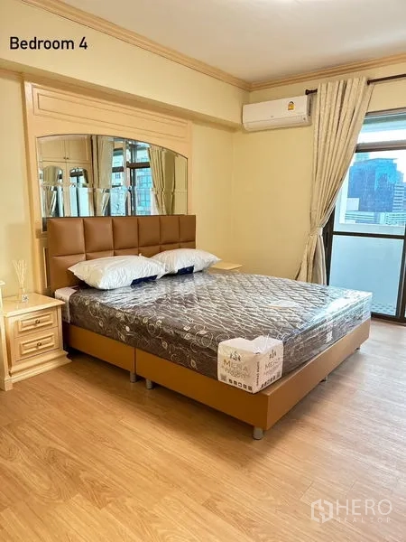 公寓 出租在Watthana, Bangkok - 明亮卧室，带城市景观阳台、软包床头与木地板