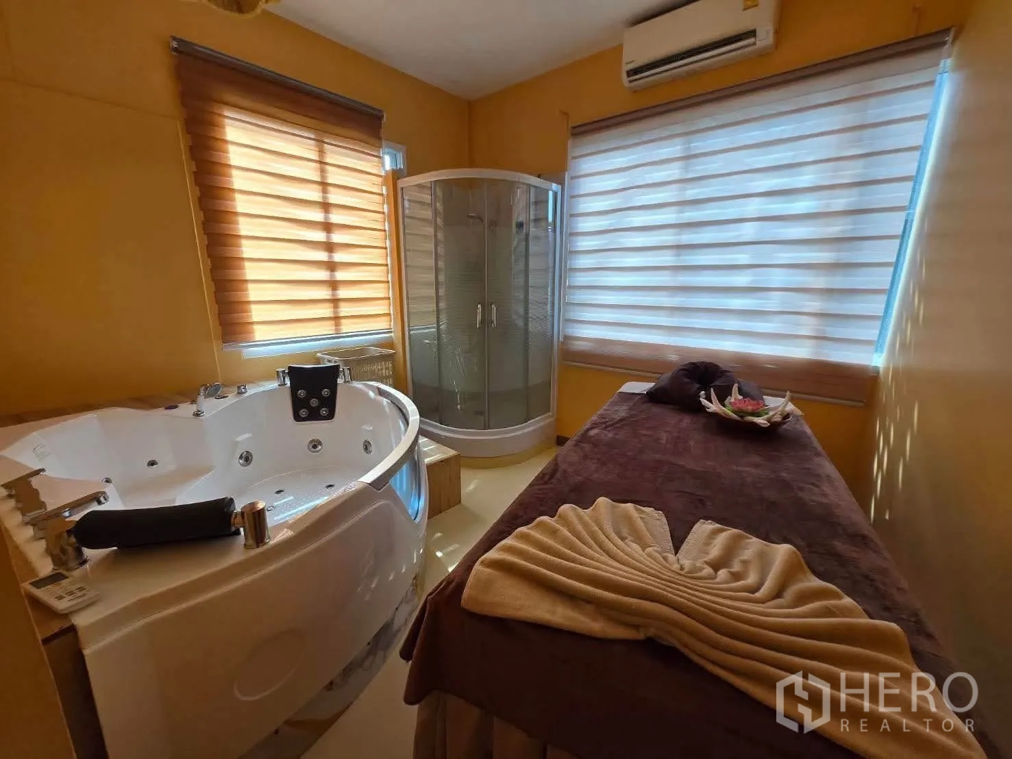 零售空间 for rent in Lat Phrao, Bangkok - 配有按摩浴缸、玻璃淋浴房和按摩床的私密理疗室。