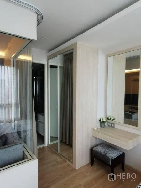 Condominium for rent or sale in Watthana, Bangkok - Bright corridor with mirrored wardrobe and floating vanity, glass partition leading to the bedroom in a Watthana condo near BTS Phrom Phong.