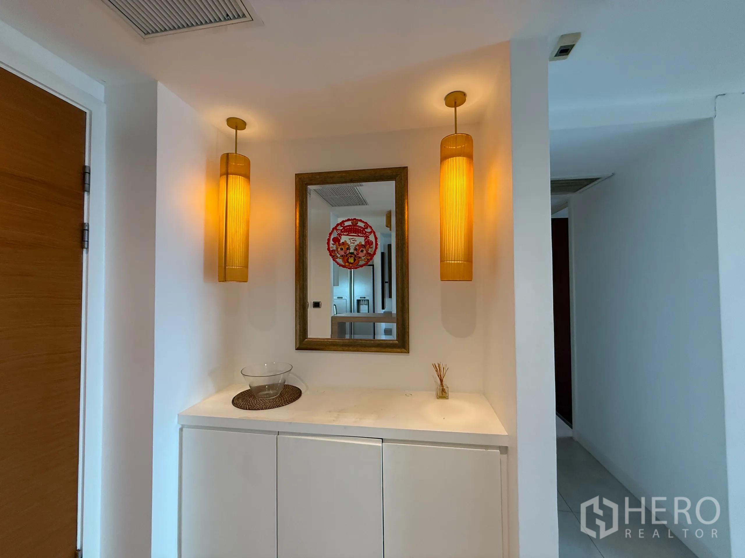 公寓 出租在Phaya Thai, Bangkok - 入口端景台与镜子，两盏吊灯营造温馨迎宾感。