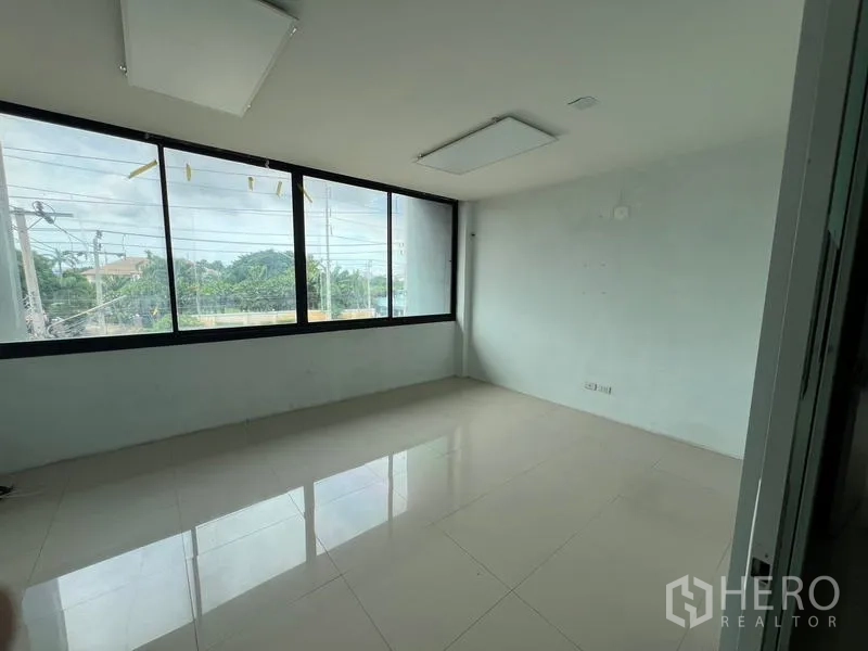 货栈 出租在Bang Phli, Samut Prakan - 转角办公室，大窗面向街景，地砖光亮。