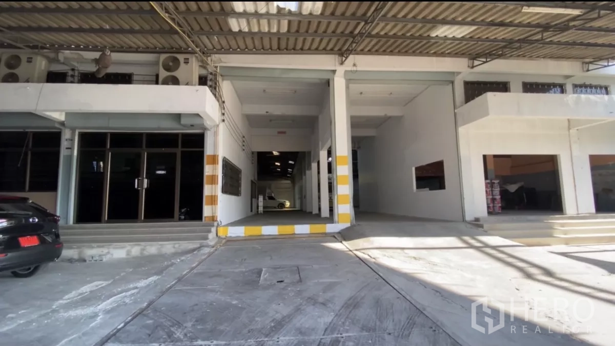 Factory for rent in Bang Phli, Samut Prakan - Main entrance featuring a wide ramp, twin loading bays and a shaded canopy.