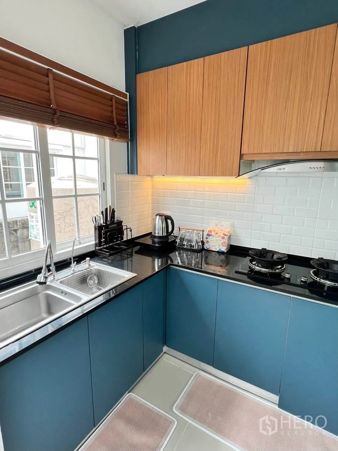 半独立式住宅 for rent in Prawet, Bangkok - 窗下双槽水槽，配储物柜和小家电