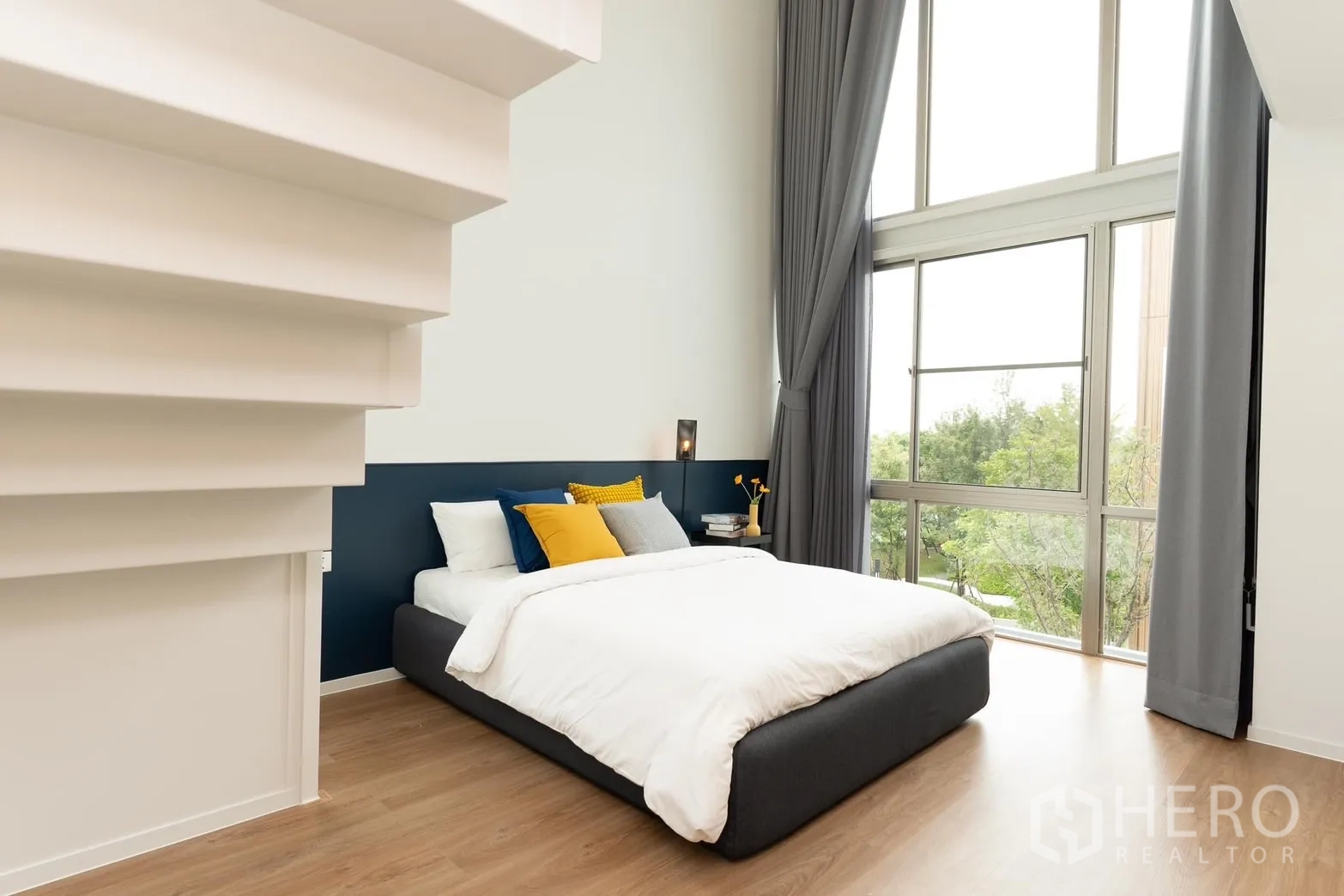 บ้าน ให้เช่าในSaphan Sung, Bangkok - ห้องนอนโปร่งเพดานสูงหน้าต่างเต็มบาน เตียงแพลตฟอร์ม