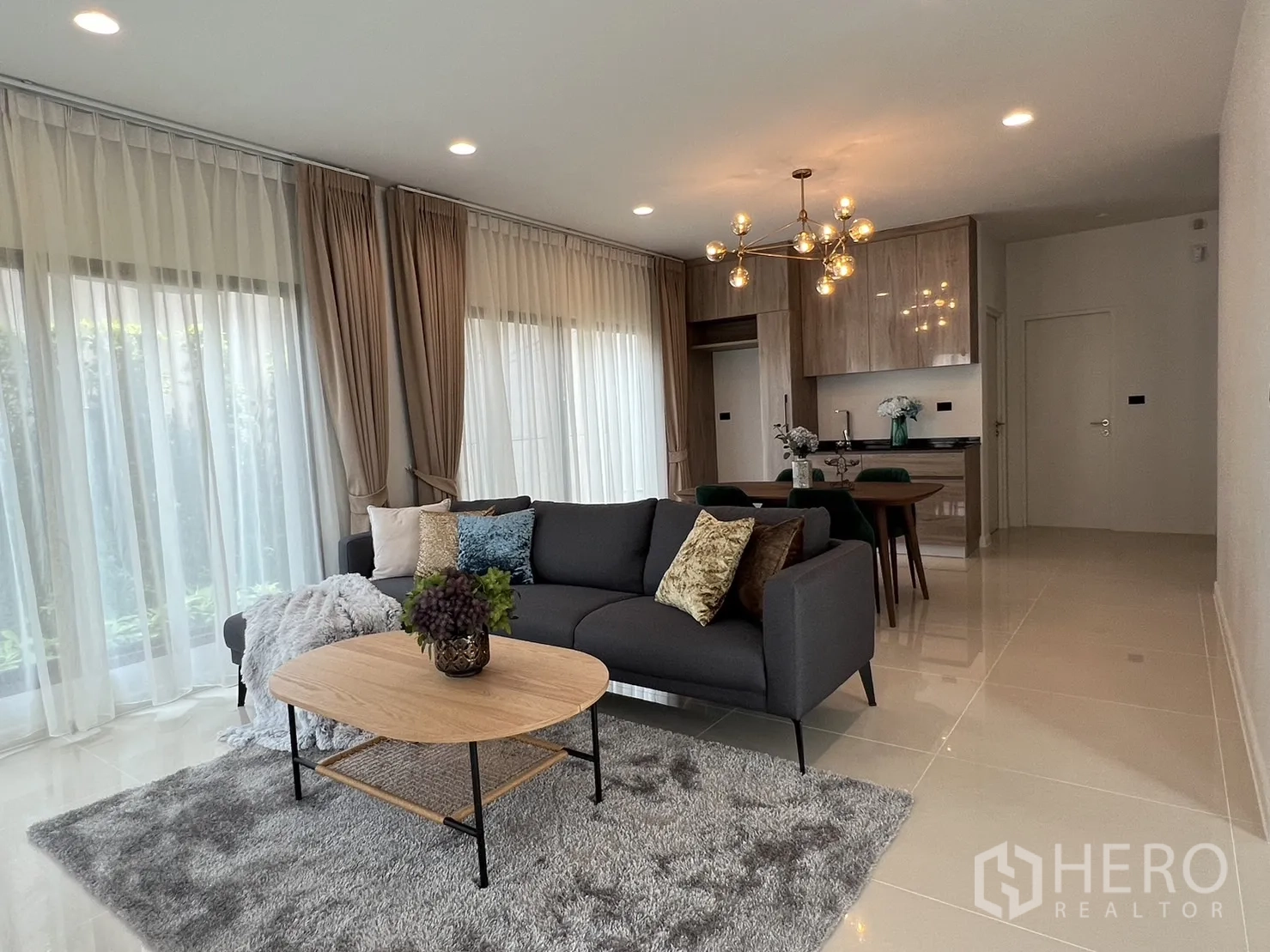 Detached House for rent in Bang Kapi, Bangkok - Open-plan lounge flowing to dining and pantry with modern lighting.
