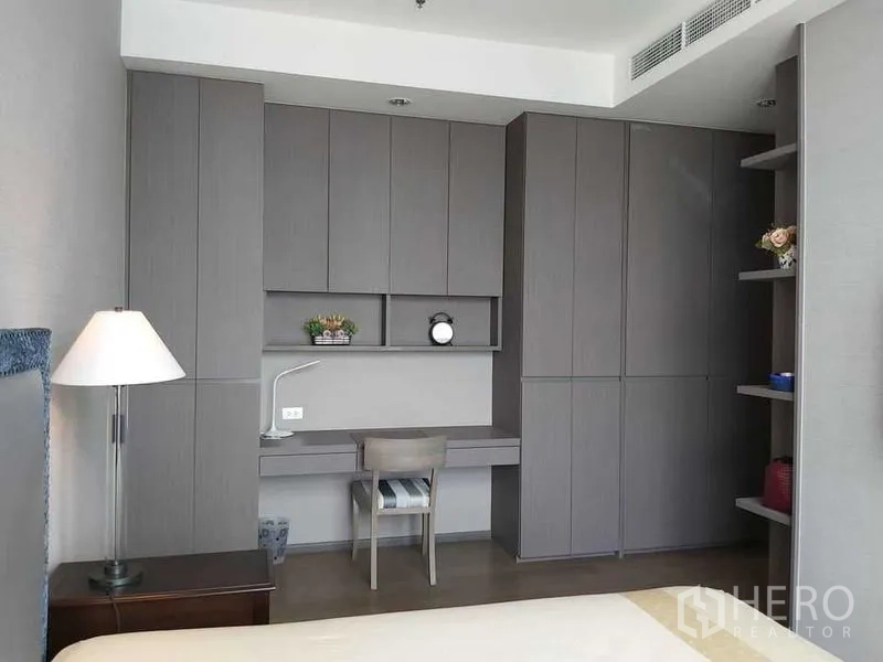 公寓 出售在Bang Rak, Bangkok - 卧室工作区，超大内置衣柜、搁架与学习书桌。
