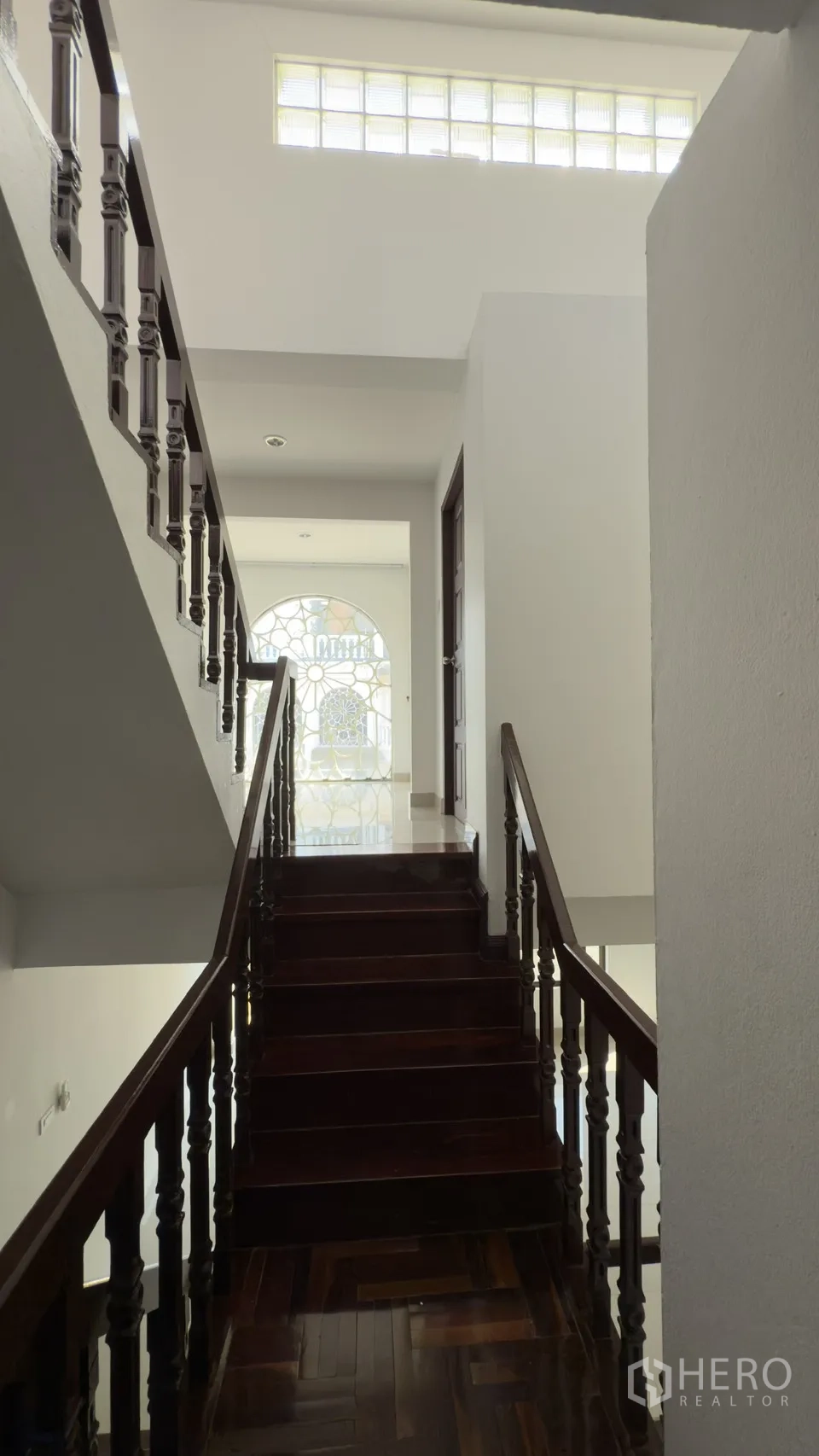联排别墅 for rent in Watthana, Bangkok - 楼梯间设木阶、玻璃砖天窗与拱形装饰窗。