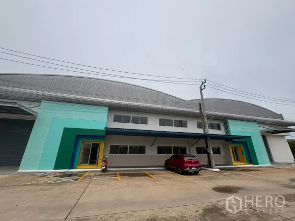 工厂 出租在Bang Phli, Samut Prakan - 工厂仓库外立面与停车位，位于邦普利