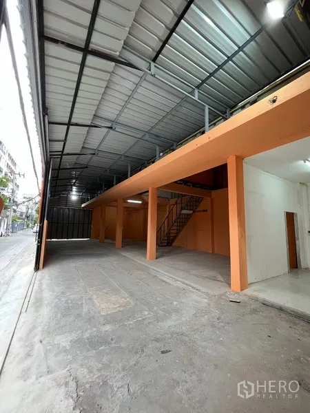 คลังสินค้า ให้เช่าในDin Daeng, Bangkok - ภายในโกดังโปร่ง หลังคาเหล็กสูง มีชั้นลอย เสาคอนกรีต พื้นคอนกรีต และทางเข้าออกสู่ถนน
