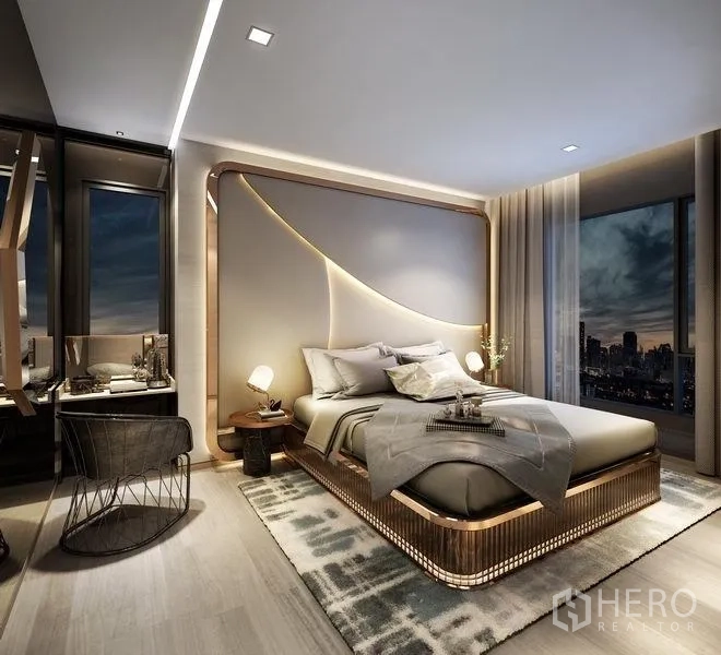 公寓 出售在Ratchathewi, Bangkok - 现代主卧，特色床头墙与床头灯，可观城市天际线。