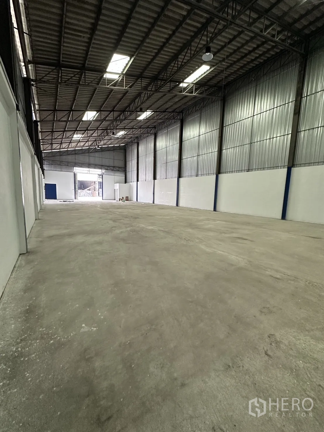 Warehouse for rent in Mueang Samut Prakan, Samut Prakan - Long view of the warehouse hall highlighting the clear floor space and high roof.